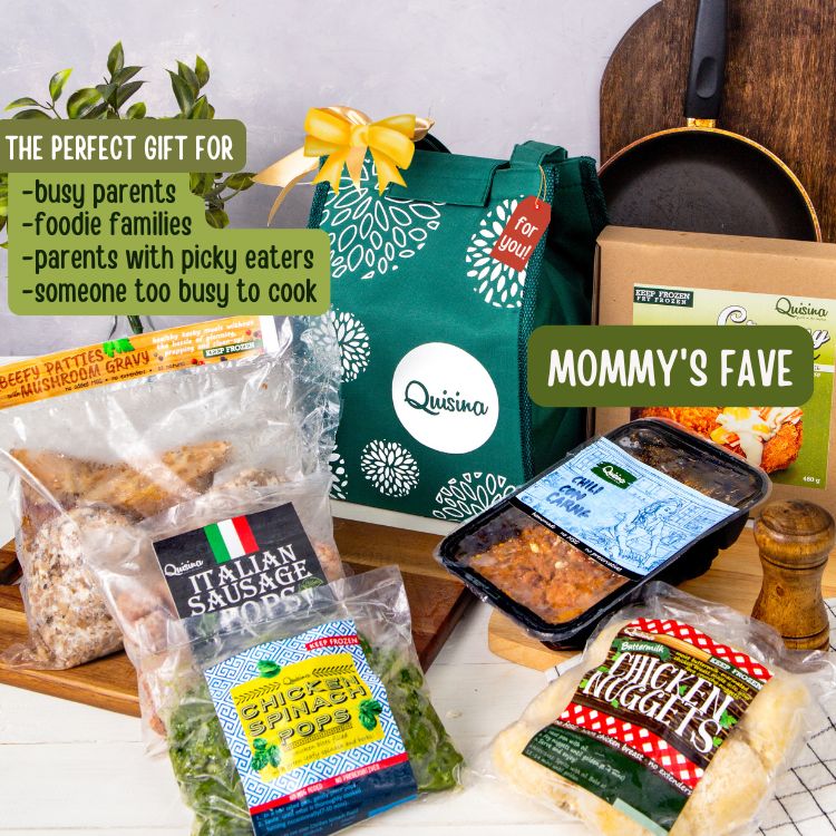 The image displays a gift set titled 'Mommy's Fave' from Quisina, featuring a thermal gift bag. The set includes various pre-packaged meals such as Salisbury Steak with Mushroom gravy, Chicken Spinach Pops, Italian Sausage Pops, Buttermilk Chicken Nuggets, and Chili con carne, all sealed in individual serving packages.